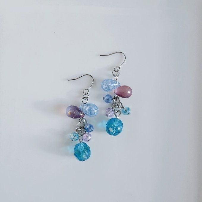 チェコビーズが揺れる☆しずくとガラスビーズのプチジャラジャラピアス/イヤリング(アクアブルー×パープル)