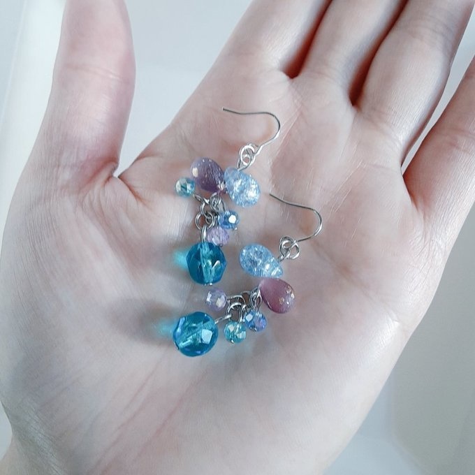 チェコビーズが揺れる☆しずくとガラスビーズのプチジャラジャラピアス/イヤリング(アクアブルー×パープル)