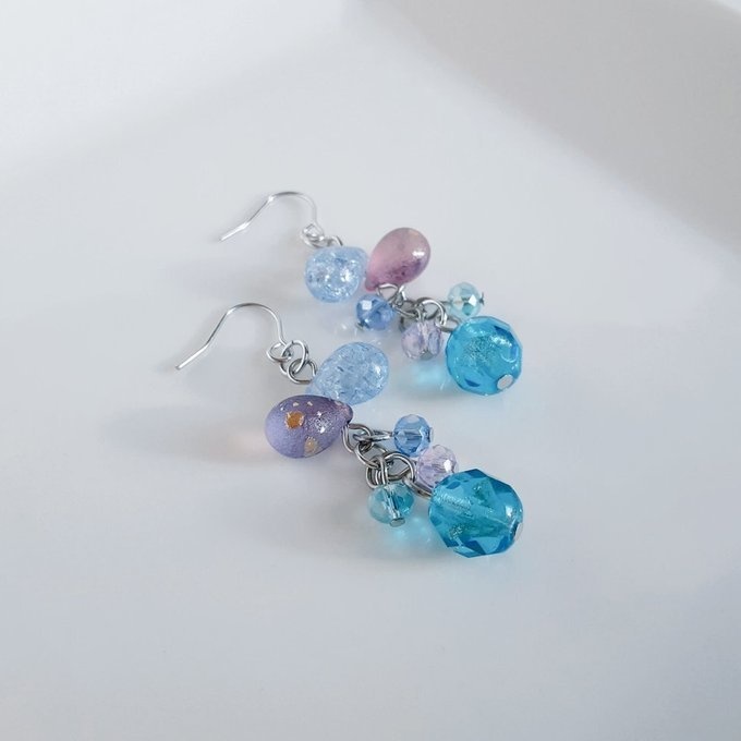 チェコビーズが揺れる☆しずくとガラスビーズのプチジャラジャラピアス/イヤリング(アクアブルー×パープル)