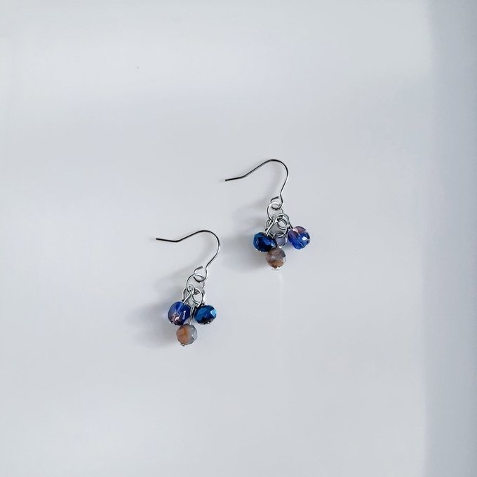 チェコビーズとガラスビーズのブルーパープル色のミニピアス/イヤリング
