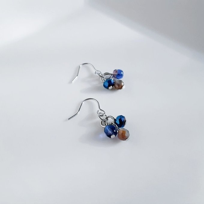 チェコビーズとガラスビーズのブルーパープル色のミニピアス/イヤリング