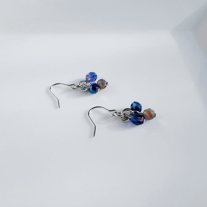 チェコビーズとガラスビーズのブルーパープル色のミニピアス/イヤリング