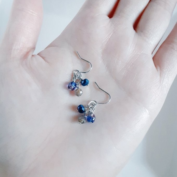 チェコビーズとガラスビーズのブルーパープル色のミニピアス/イヤリング