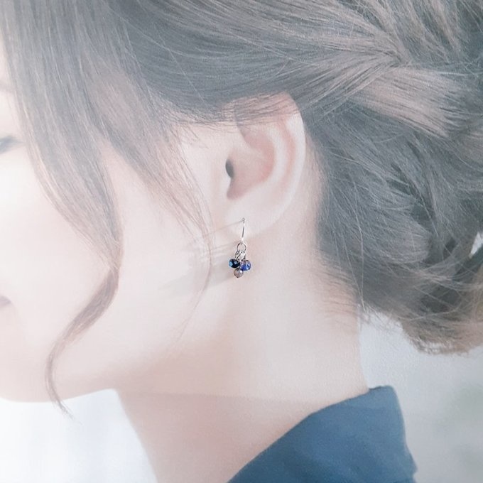 チェコビーズとガラスビーズのブルーパープル色のミニピアス/イヤリング