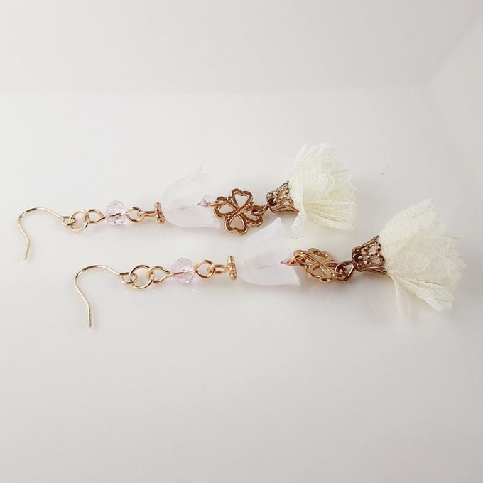 すずらんビーズとフラワータッセルと四葉のクローバーのピアス/イヤリング(ホワイト)