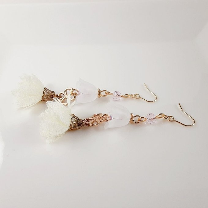 すずらんビーズとフラワータッセルと四葉のクローバーのピアス/イヤリング(ホワイト)