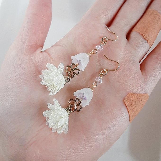 すずらんビーズとフラワータッセルと四葉のクローバーのピアス/イヤリング(ホワイト)