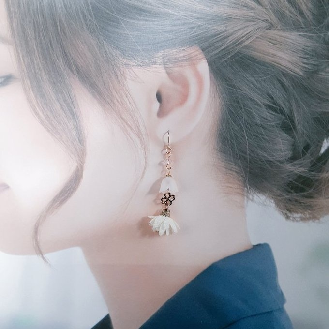 すずらんビーズとフラワータッセルと四葉のクローバーのピアス/イヤリング(ホワイト)