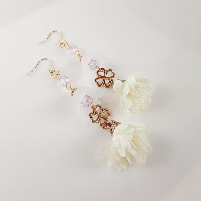 すずらんビーズとフラワータッセルと四葉のクローバーのピアス/イヤリング(ホワイト)