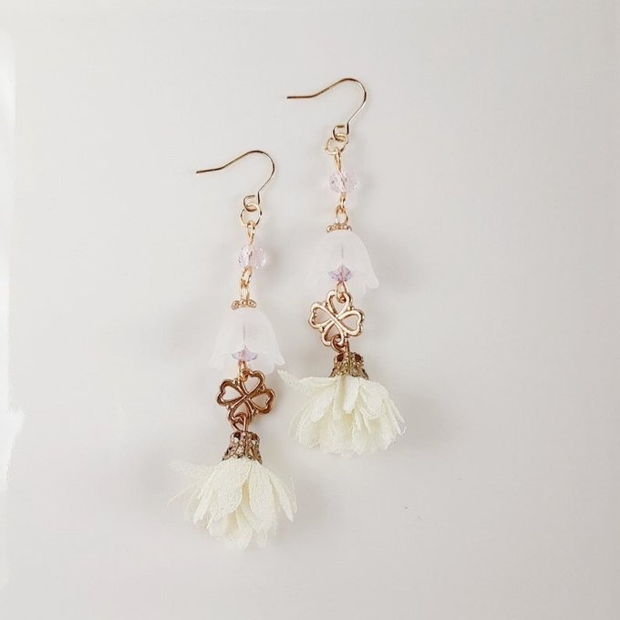 すずらんビーズとフラワータッセルと四葉のクローバーのピアス/イヤリング(ホワイト)
