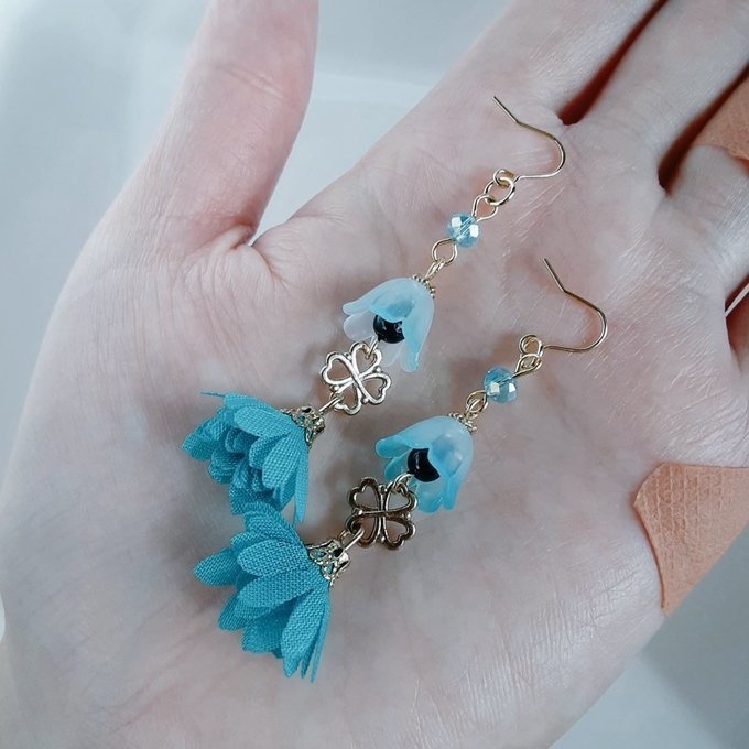 すずらんビーズとフラワータッセルと四葉のクローバーのピアス/イヤリング(アクアブルー)