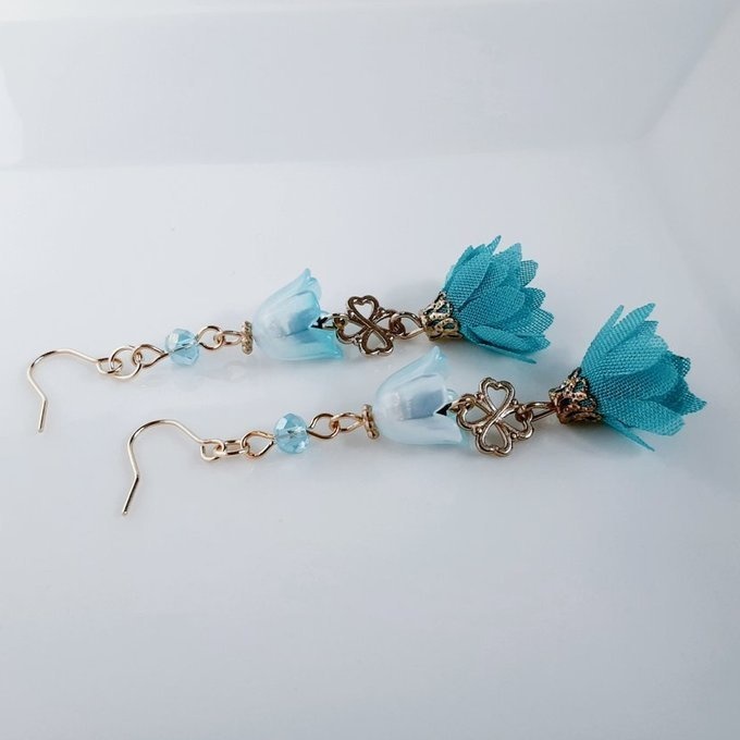 すずらんビーズとフラワータッセルと四葉のクローバーのピアス/イヤリング(アクアブルー)