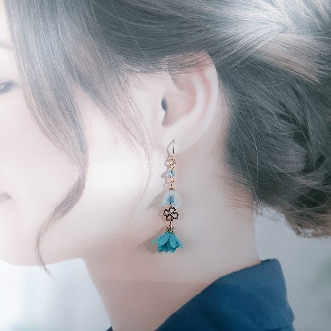 すずらんビーズとフラワータッセルと四葉のクローバーのピアス/イヤリング(アクアブルー)