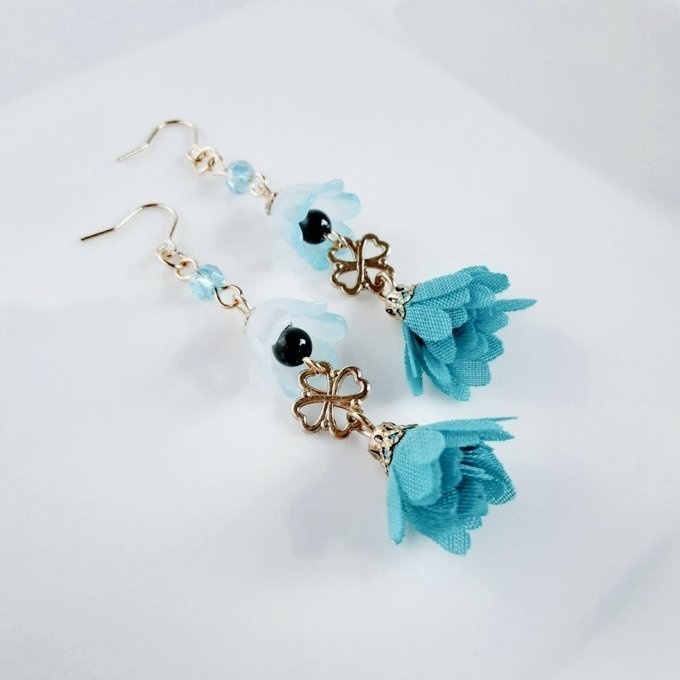 すずらんビーズとフラワータッセルと四葉のクローバーのピアス/イヤリング(アクアブルー)