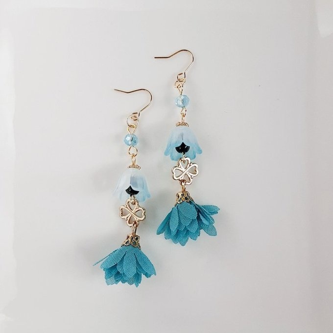 すずらんビーズとフラワータッセルと四葉のクローバーのピアス/イヤリング(アクアブルー)