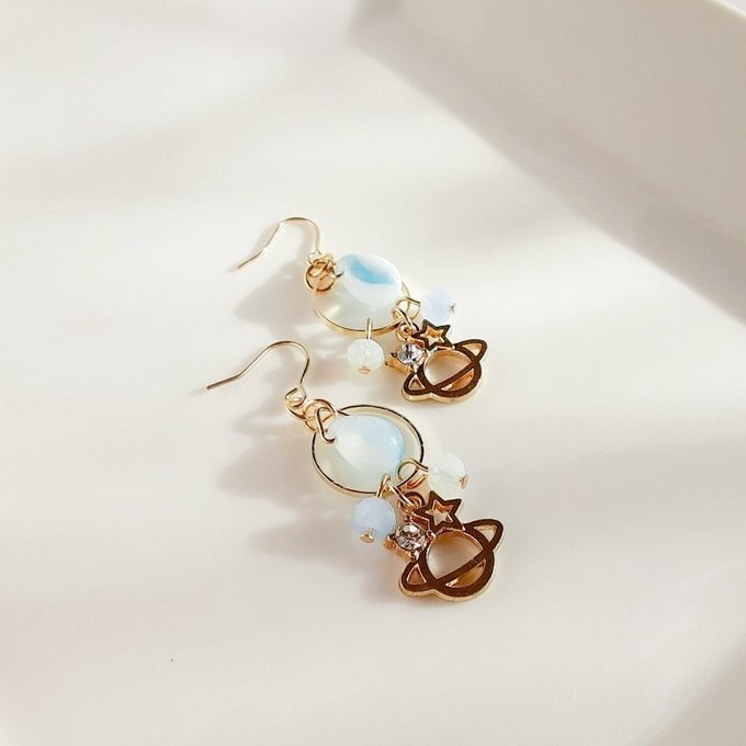 土星チャームとサークルフープのマーブルライトブルーカラーのピアス/イヤリング