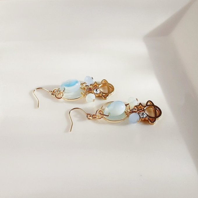 土星チャームとサークルフープのマーブルライトブルーカラーのピアス/イヤリング