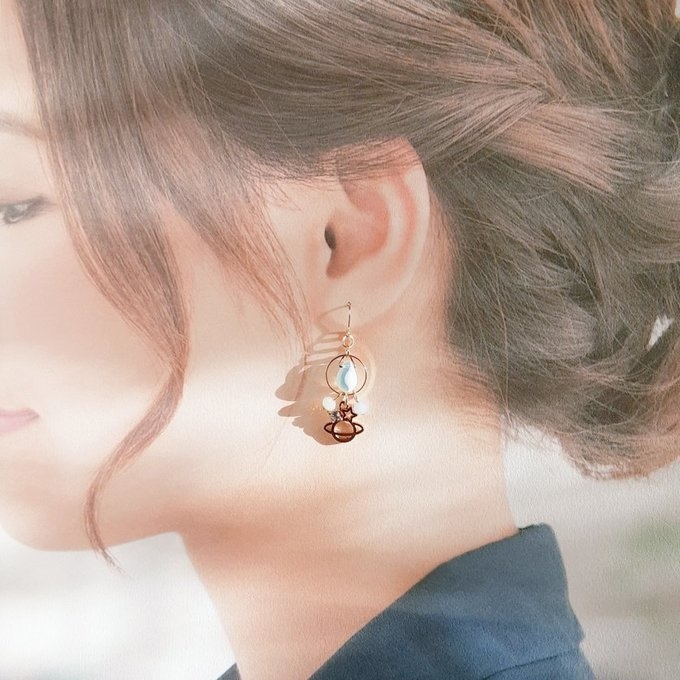 土星チャームとサークルフープのマーブルライトブルーカラーのピアス/イヤリング