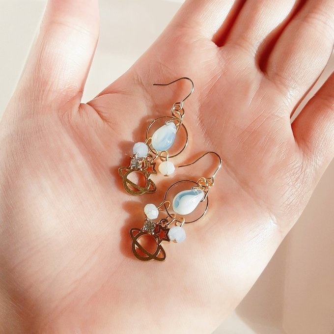 土星チャームとサークルフープのマーブルライトブルーカラーのピアス/イヤリング