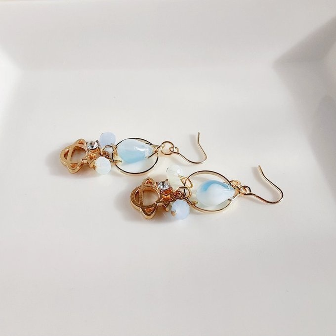 土星チャームとサークルフープのマーブルライトブルーカラーのピアス/イヤリング