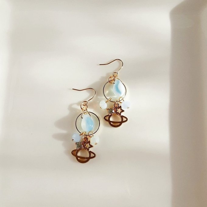 土星チャームとサークルフープのマーブルライトブルーカラーのピアス/イヤリング