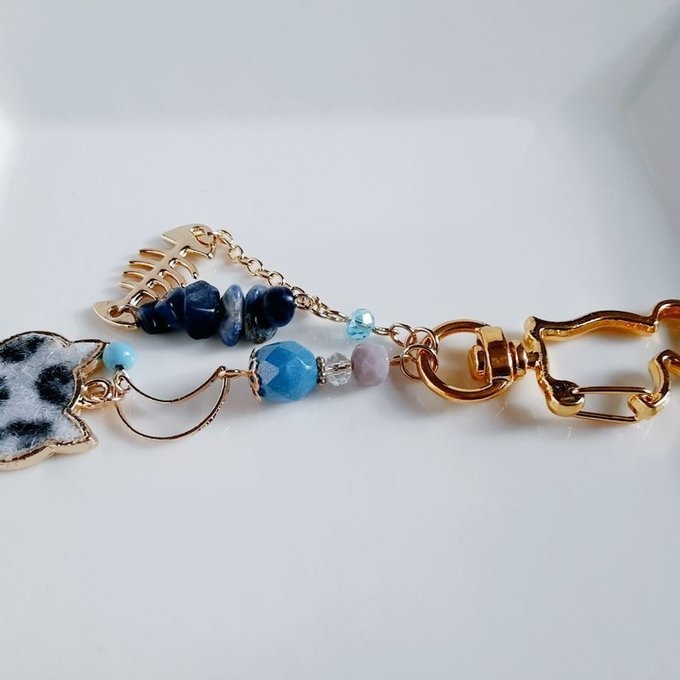 レオパード柄の猫ちゃんチャームと魚の骨パーツが可愛い☆ねこネコキーホルダー(ソーダライト×スカイブルー)