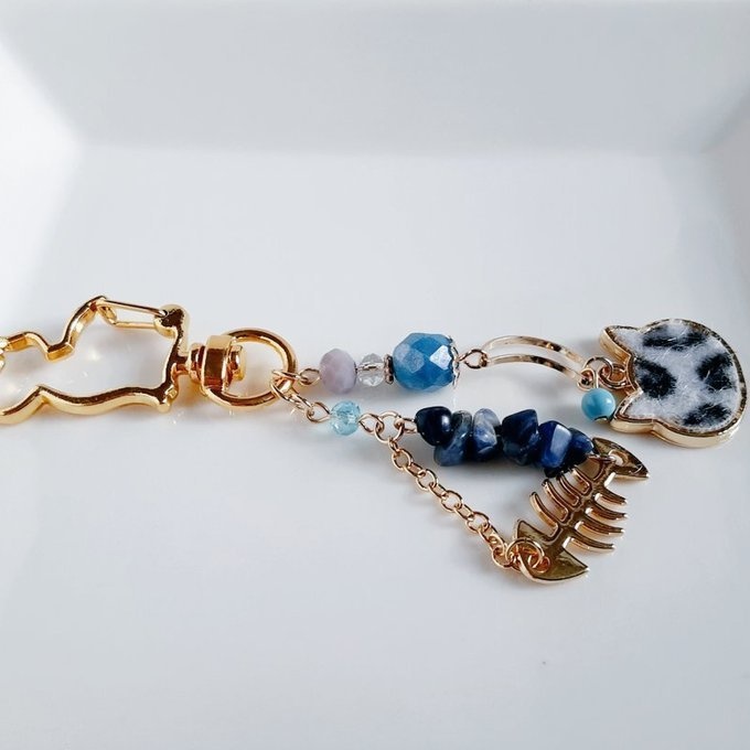 レオパード柄の猫ちゃんチャームと魚の骨パーツが可愛い☆ねこネコキーホルダー(ソーダライト×スカイブルー)