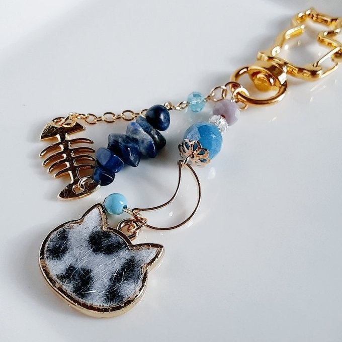 レオパード柄の猫ちゃんチャームと魚の骨パーツが可愛い☆ねこネコキーホルダー(ソーダライト×スカイブルー)