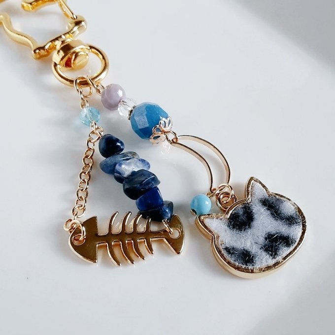 レオパード柄の猫ちゃんチャームと魚の骨パーツが可愛い☆ねこネコキーホルダー(ソーダライト×スカイブルー)