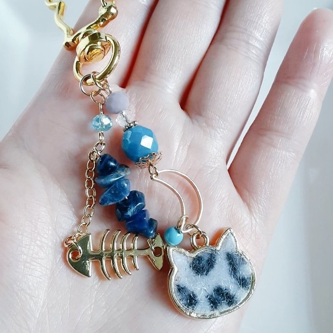 レオパード柄の猫ちゃんチャームと魚の骨パーツが可愛い☆ねこネコキーホルダー(ソーダライト×スカイブルー)