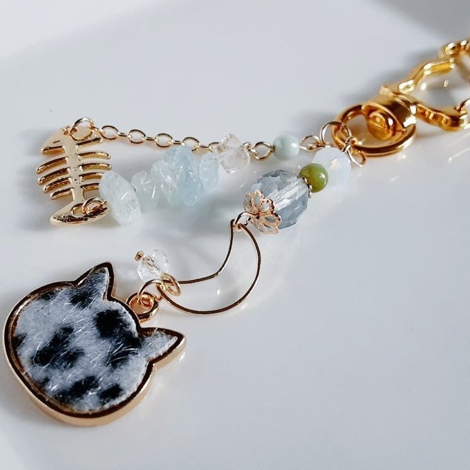 レオパード柄の猫ちゃんチャームと魚の骨パーツが可愛い☆ねこネコキーホルダー(アクアマリン×クリアグリーン)