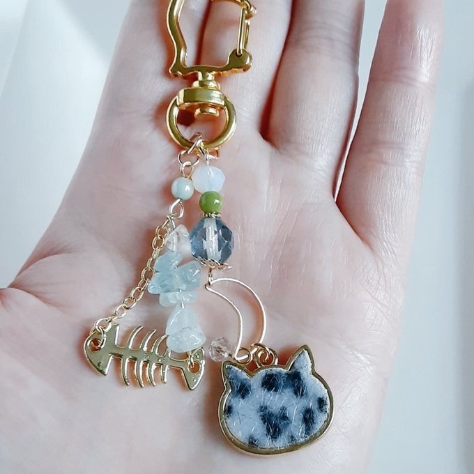 レオパード柄の猫ちゃんチャームと魚の骨パーツが可愛い☆ねこネコキーホルダー(アクアマリン×クリアグリーン)