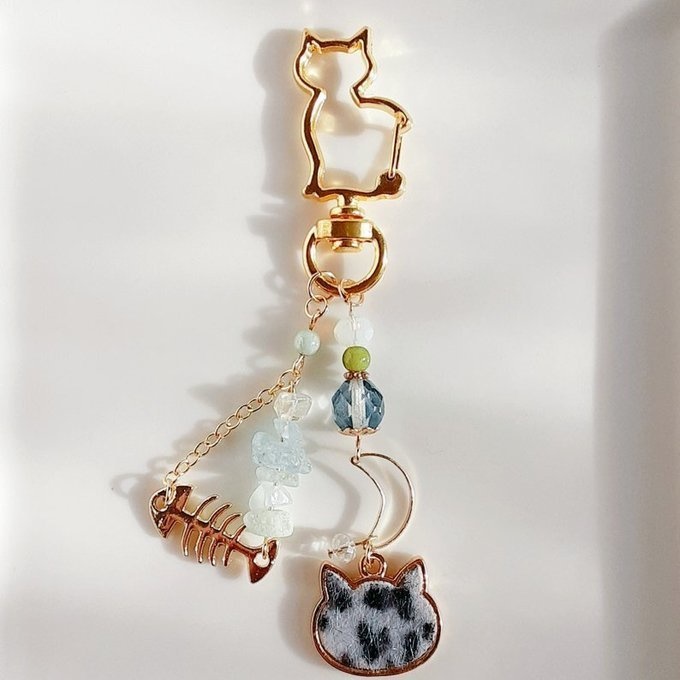 レオパード柄の猫ちゃんチャームと魚の骨パーツが可愛い☆ねこネコキーホルダー(アクアマリン×クリアグリーン)