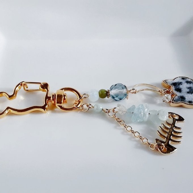 レオパード柄の猫ちゃんチャームと魚の骨パーツが可愛い☆ねこネコキーホルダー(アクアマリン×クリアグリーン)