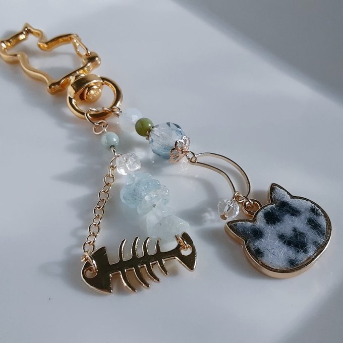レオパード柄の猫ちゃんチャームと魚の骨パーツが可愛い☆ねこネコキーホルダー(アクアマリン×クリアグリーン)