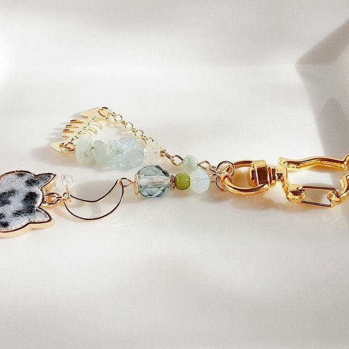 レオパード柄の猫ちゃんチャームと魚の骨パーツが可愛い☆ねこネコキーホルダー(アクアマリン×クリアグリーン)