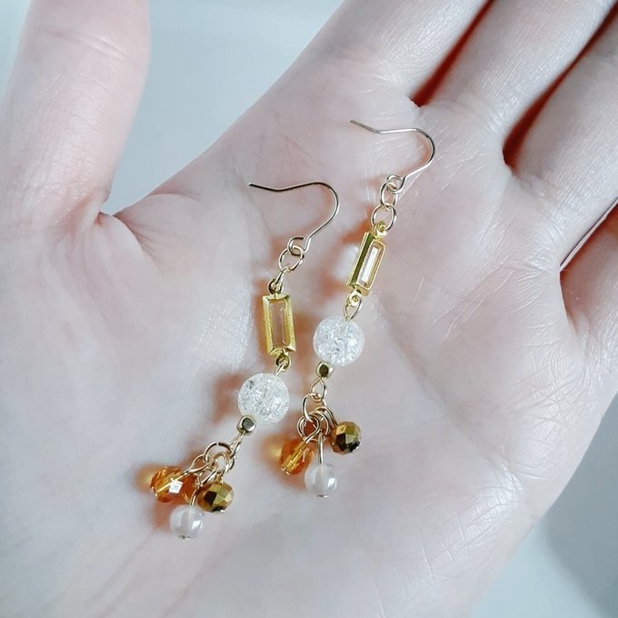 クラッククリスタルとシャープなアクリルフレームストーンのお洒落ピアス/イヤリング