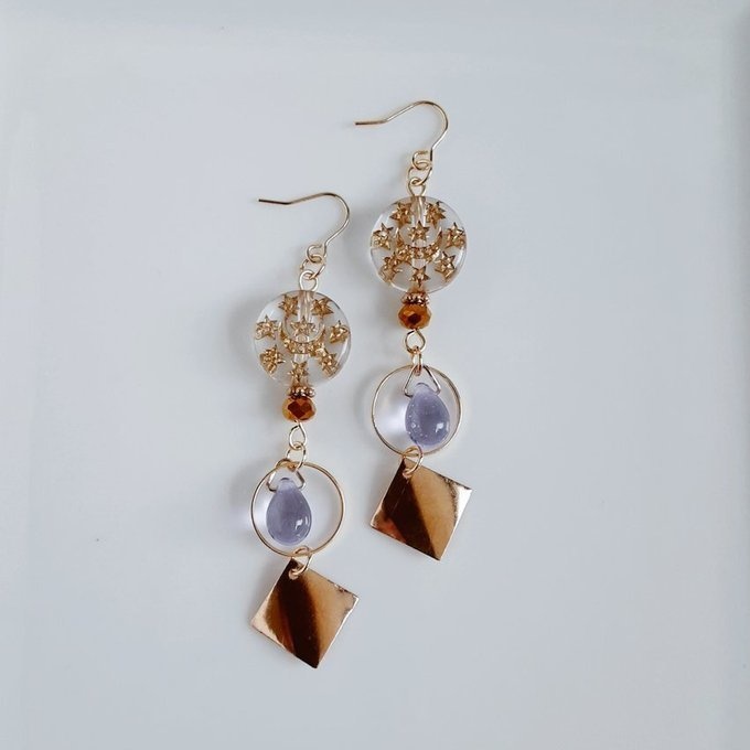 メタルプレートとしずくビーズが揺れるサークルフープがお洒落なピアス/イヤリング(ゴールド×ブラウン)