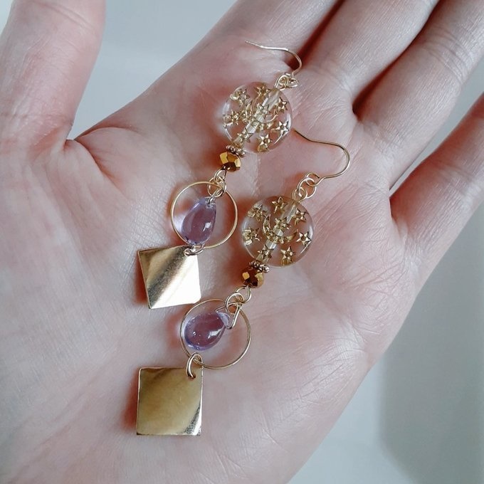 メタルプレートとしずくビーズが揺れるサークルフープがお洒落なピアス/イヤリング(ゴールド×ブラウン)