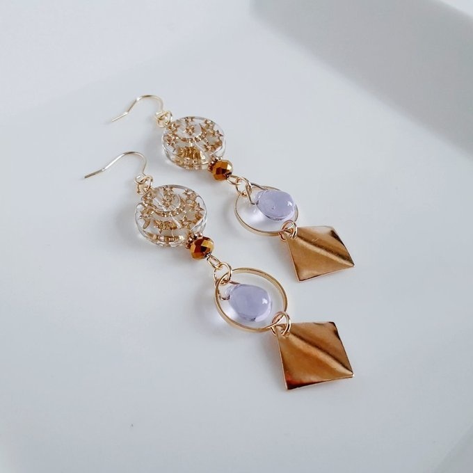 メタルプレートとしずくビーズが揺れるサークルフープがお洒落なピアス/イヤリング(ゴールド×ブラウン)