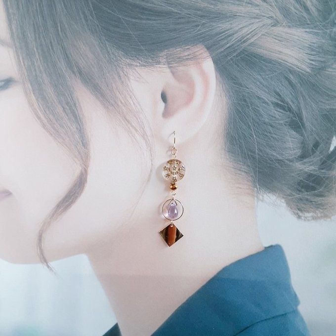 メタルプレートとしずくビーズが揺れるサークルフープがお洒落なピアス/イヤリング(ゴールド×ブラウン)