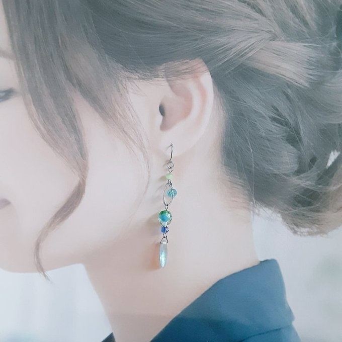 チェコビーズとオーバルフープのお洒落ロングピアス/イヤリング(クリアブルー)