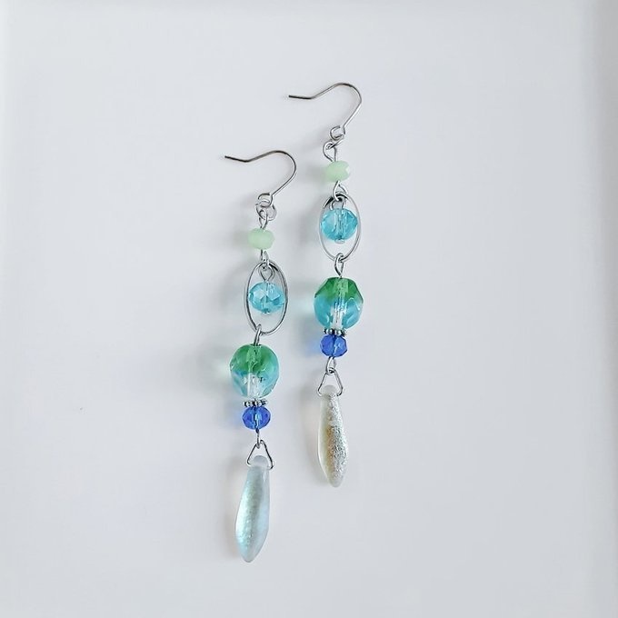 チェコビーズとオーバルフープのお洒落ロングピアス/イヤリング(クリアブルー)