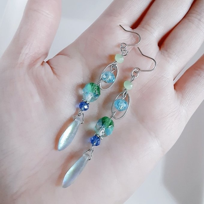 チェコビーズとオーバルフープのお洒落ロングピアス/イヤリング(クリアブルー)