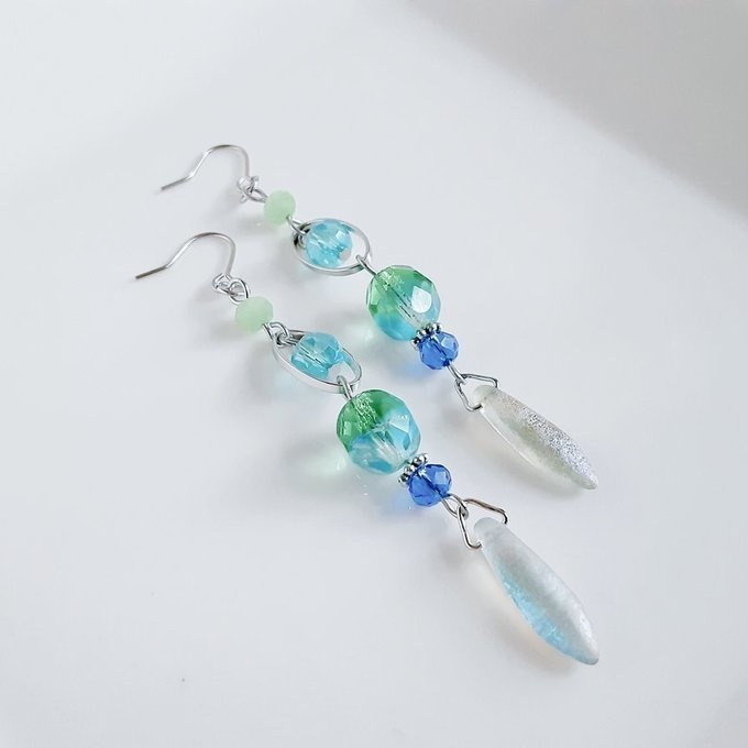 チェコビーズとオーバルフープのお洒落ロングピアス/イヤリング(クリアブルー)