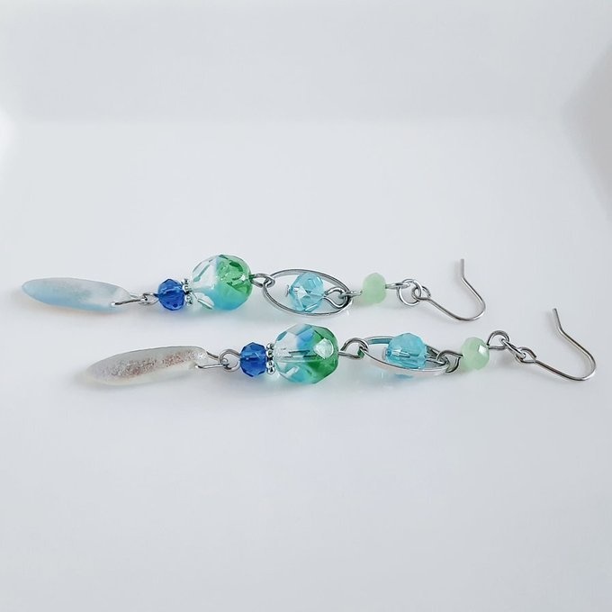 チェコビーズとオーバルフープのお洒落ロングピアス/イヤリング(クリアブルー)