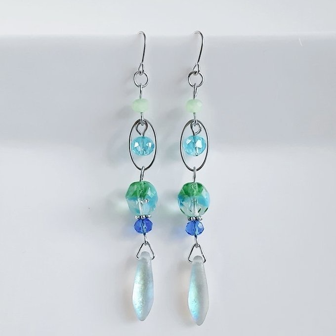チェコビーズとオーバルフープのお洒落ロングピアス/イヤリング(クリアブルー)