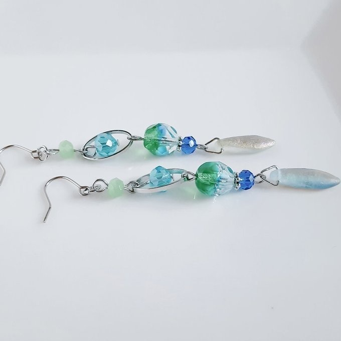 チェコビーズとオーバルフープのお洒落ロングピアス/イヤリング(クリアブルー)