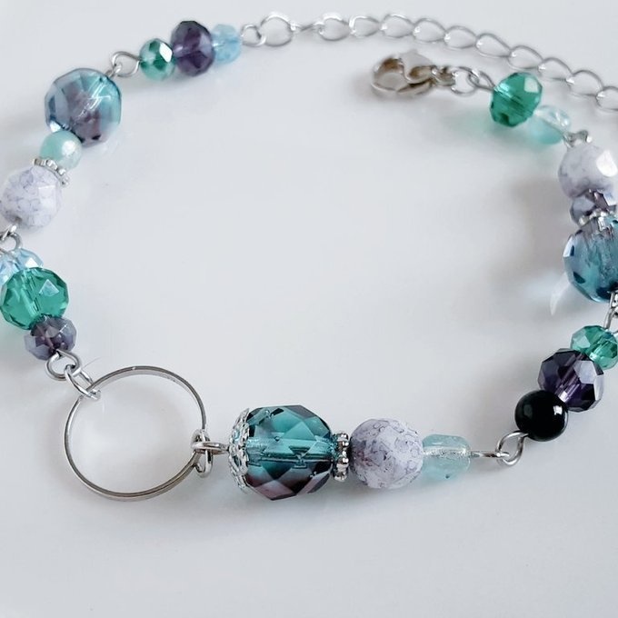 再販☆ラウンドフープ付き☆ファイアポリッシュチェコビーズとガラスビーズの癒しのエメラルドグリーンのブレスレット