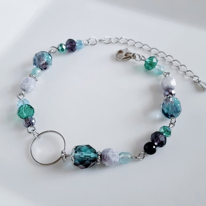 再販☆ラウンドフープ付き☆ファイアポリッシュチェコビーズとガラスビーズの癒しのエメラルドグリーンのブレスレット